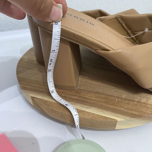 Torrid Womens New Beige Chunky Heel Y2K 90s Thong Heel Sandals Size 7 WW - Picture 5 of 12